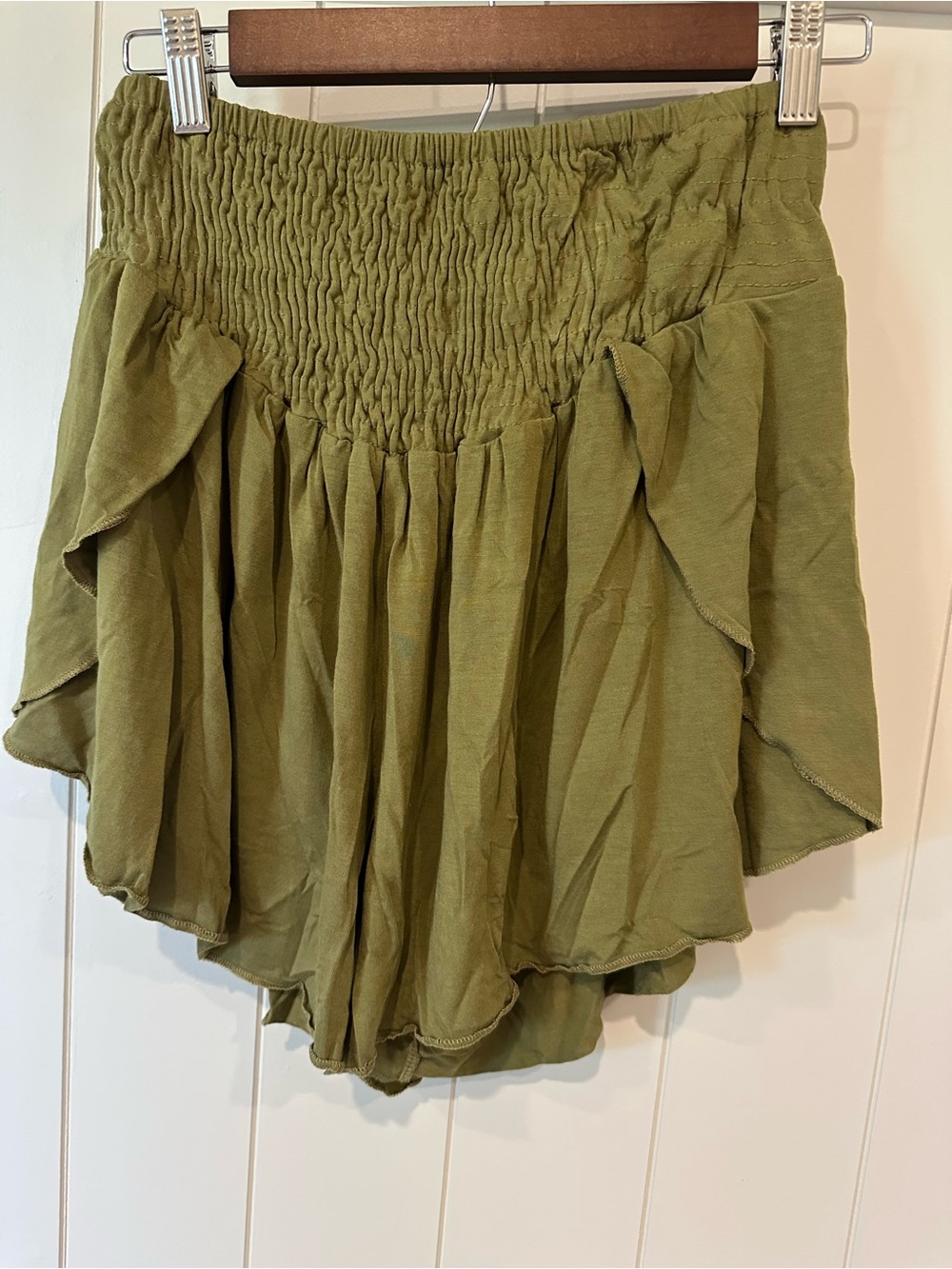 Earthbound Trading Co. Olive Green Ruffle Shorts Women’s Medium Elastic Waist